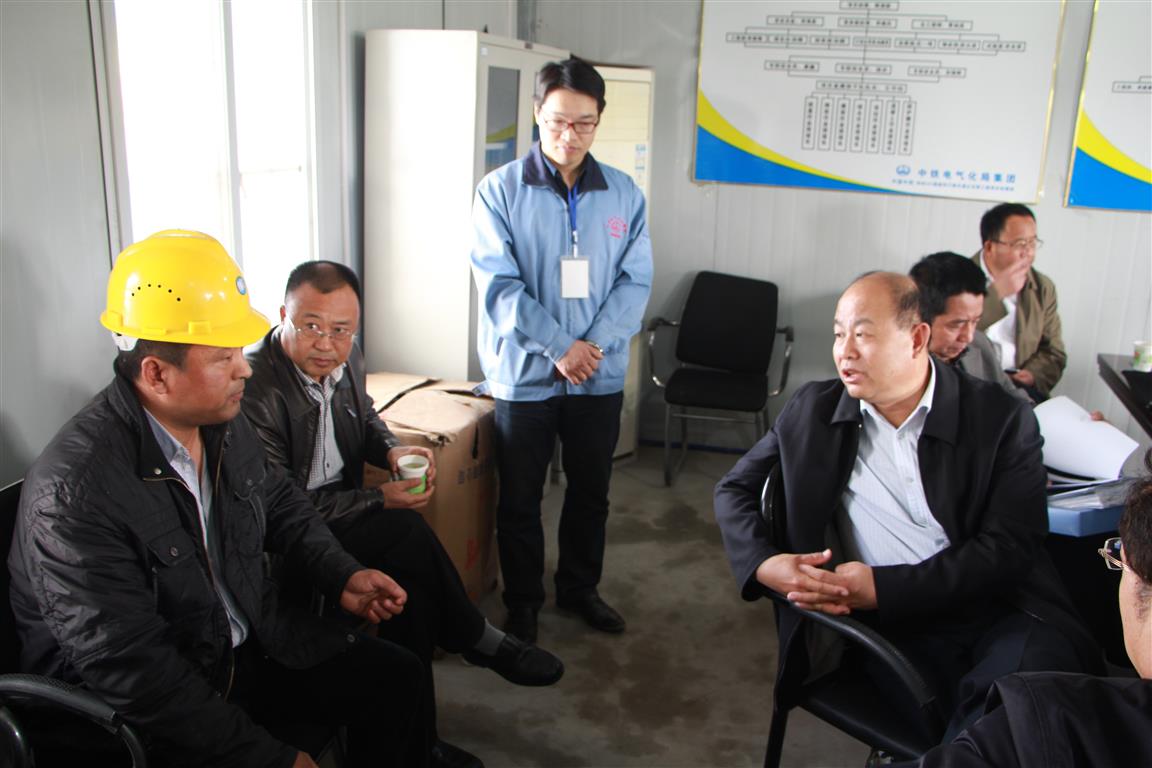 集团公司总经理李爱敏、同国道107线郑州段改建工程郑汴路互通式立交新建工程劳务队负责人交流