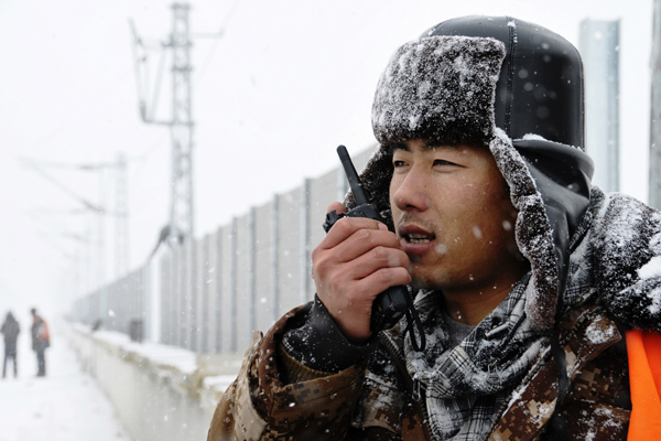 大雪纷飞不停歇 丹大快铁施工忙